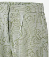 Pantalón de vestir de corte recto, color verde claro con bordado abstracto de líneas curvas.