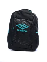 Mochila deportiva Umbro color negro con detalles en turquesa. Presenta un diseño con estampado sutil en el panel frontal, logo de la marca en turquesa, bolsillos laterales de malla y cierres reforzados.