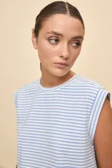 Remera sin mangas de corte recto y cuello redondo, con diseño de rayas horizontales celestes y blancas, y hombros ligeramente estructurados.