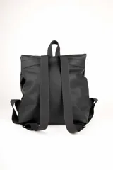 Mochila Daniel Cassin de material sintético en color crudo, con solapa frontal, tiras decorativas verticales y cierre con mosquetones metálicos oscuros.