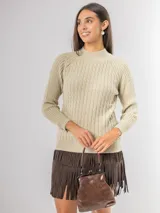 Sweater de punto color beige con diseño de ochos en el frente y mangas raglán. Presenta cuello redondo alto y puños acanalados.