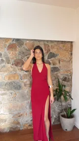 Vestido largo de jersey texturado a rayas finas, con escote halter profundo y tajo lateral.