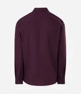 Camisa masculina de manga larga con cuello estructurado y cierre frontal de botones. Confeccionada en tejido de sarga con textura sutil, corte regular y acabado elástico para mayor comodidad.