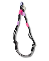 Correa de cuerda negra con detalles en rosa y lila, y terminales en blanco y negro.