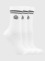 Pack de tres pares de medias de largo intermedio, confeccionadas en tejido acanalado con diseño deportivo. Presentan dos líneas horizontales negras en el puño y un logo bordado en el lateral.