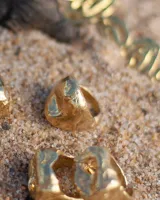 Anillo de metal macizo color plateado con forma orgánica irregular y superficie texturizada.