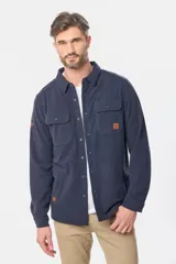 Camisa azul marino de poliéster con textura polar, corte recto, cuello camisero, cierre frontal con botones a presión, dos bolsillos de parche con solapa abotonada en el pecho y puños abotonados.