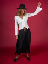 Sweater blanco de lanilla con escote en V y volados.