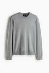 Buzo de punto fino con cuello redondo y diseño de corte estándar. Presenta terminaciones acanaladas en el cuello, los puños y el ruedo.