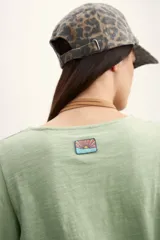 Gorro tipo gorra con visera, confeccionado en tela con estampado animal print de leopardo en tonos grises y marrones.
