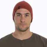 Gorro de lana tejido de doble capa, color terracota, con parche lateral de la marca Merrell.