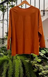 Remerón oversize con tajos a los costados, confeccionado en algodón.