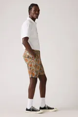 Bermuda de corte recto con estampado floral en tonos celeste, naranja y marrón.