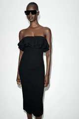 Vestido midi negro de punto con escote de hombros descubiertos adornado con volantes y diseño ajustado.