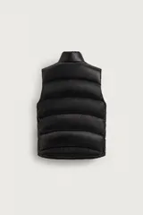 Chaleco acolchado de corte regular fit en color verde militar, confeccionado en tejido técnico con acabado brillante que repele el agua. Cuenta con relleno de plumón y pluma, cuello subido, bolsillos laterales con cierre y cierre frontal de cremallera.