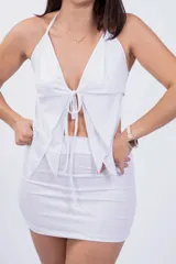 Top negro con breteles finos, escote en V y lazo ajustable en el centro del busto.