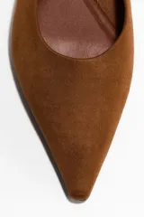Zapatos destalonados de punta fina confeccionados en gamuza color marrón, con tira elástica en el talón.