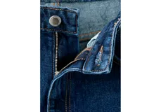 Jeans de corte wide leg, color azul oscuro, con tiro medio y botamanga con doblez.