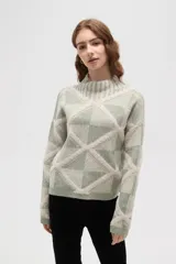 Sweater de punto con cuello alto y diseño geométrico de rombos en tonos verde y beige.