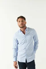 Camisa celeste de algodón con corte slim fit y logo bordado en el pecho.