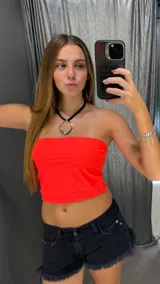 Top strapless de color naranja neón, confeccionado en tela elástica ajustada al cuerpo.