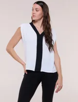 Blusa blanca de corte recto y calce relajado, con escote en V y franja vertical central negra a contraste. Cuenta con mangas cortas tipo cap sleeve.