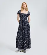 Vestido midi de viscosa con estampado floral liberty, escote recto y mangas cortas abullonadas, con falda fluida.
