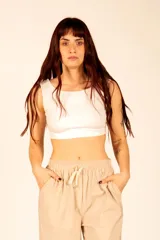 Crop top blanco liso, sin mangas y de corte ajustado.