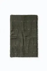Pashmina de textura arrugada y color verde militar, con bordes deshilachados y sutiles líneas horizontales con detalles en relieve.