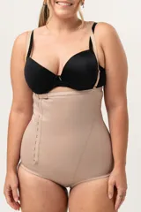 Faja alta cavada color piel, de alta contención, con refuerzo frontal, ganchos reforzados laterales, breteles desmontables regulables y broches en la entrepierna con fundillo de algodón. Confeccionada con tela que contiene fibra LYCRA® XTRA LIFE™.