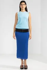 Musculosa celeste de tejido texturizado con detalle de logo en cobre.