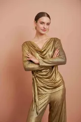 Top de manga larga color dorado, con escote drapeado y detalle de lazo ajustable en el lateral.