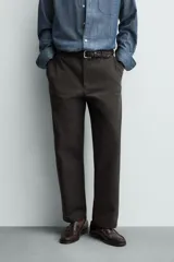 Pantalón de corte recto confeccionado en tejido compacto de algodón con estructura twill. Presenta cierre frontal con cremallera y botón, bolsillos laterales y bolsillos traseros de vivo con botón.