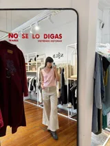 Musculosa blanca de lino y algodón, con escote en V.