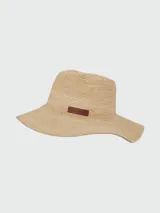 Sombrero de ala ancha tejido en fibra natural color beige, con detalle de parche de cuero marrón con el logo de la marca en el frente.