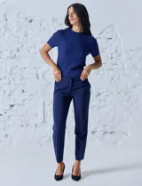 Pantalón de vestir negro, marca Zac & Rachel, de corte recto y largo al tobillo. Presenta pretina con broche interno y cierre, bolsillos delanteros con detalle plisado y bolsillos ojal traseros.