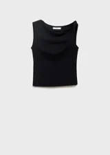 Top sin mangas de color negro con cuello asimétrico y detalle drapeado en el escote. Presenta un diseño recto y cierre de cremallera lateral.