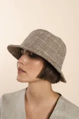 Sombrero tipo pescador unisex, color marrón con diseño de espiga. Confeccionado en lana fina sin teñir.