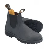 Botas tipo Chelsea Blundstone modelo 587, confeccionadas en cuero nobuck color negro rústico. Presentan puntera cuadrada, elásticos laterales negros y tiradores en la parte superior para facilitar el calce. Cuentan con suela de TPU de alta durabilidad y sistema de amortiguación en el talón.