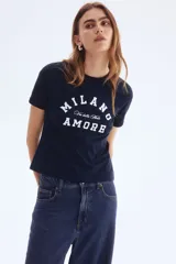 Remera de manga corta color azul marino con cuello redondo y estampado frontal en blanco que dice "MILANO" en arco, "Via della Moda" en letra cursiva pequeña debajo, y "AMORE" centrado abajo.