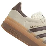 Championes adidas Gazelle Bold de plataforma, con diseño en gamuza color beige y detalles en marrón oscuro. Presentan las icónicas tres tiras laterales, suela de goma con relieve y logo de la marca en el talón.