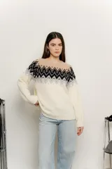 Sweater de punto color crudo con diseño de guardas geométricas en tonos negro, gris y beige en la parte superior.