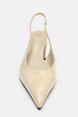 Zapato destalonado de piel en color beige, con punta fina, tacón ancho en bloque y tira trasera elástica.