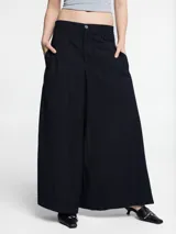 Falda pantalón azul marino con finas rayas verticales blancas, corte palazzo y cierre frontal con botón y cremallera.