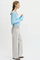Jeans de corte recto y tiro bajo, confeccionados en tejido de algodón. Presentan diseño de cinco bolsillos, cierre frontal con cremallera y botones, y detalle de cinturón integrado en la cintura.