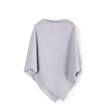 Poncho de tejido de punto en color gris, con textura acanalada diagonal y cuello alto.