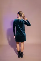Vestido corto de terciopelo color negro, de manga larga y escote redondo, con silueta recta y fluida.