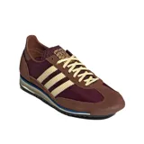 Championes Adidas SL 72 OG de color marrón, con las clásicas tres tiras laterales en tono amarillo claro y detalles en azul y blanco en la suela.