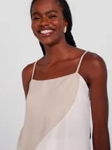 Musculosa azul con breteles finos ajustables y corte recto.