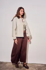 Pantalón babucha de lyocell color marrón, de corte ancho y silueta abombada, con cintura elástica fruncida.